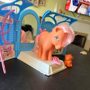 My Little Pony Pretty Parlor play set featuring Peachy. 🧡
